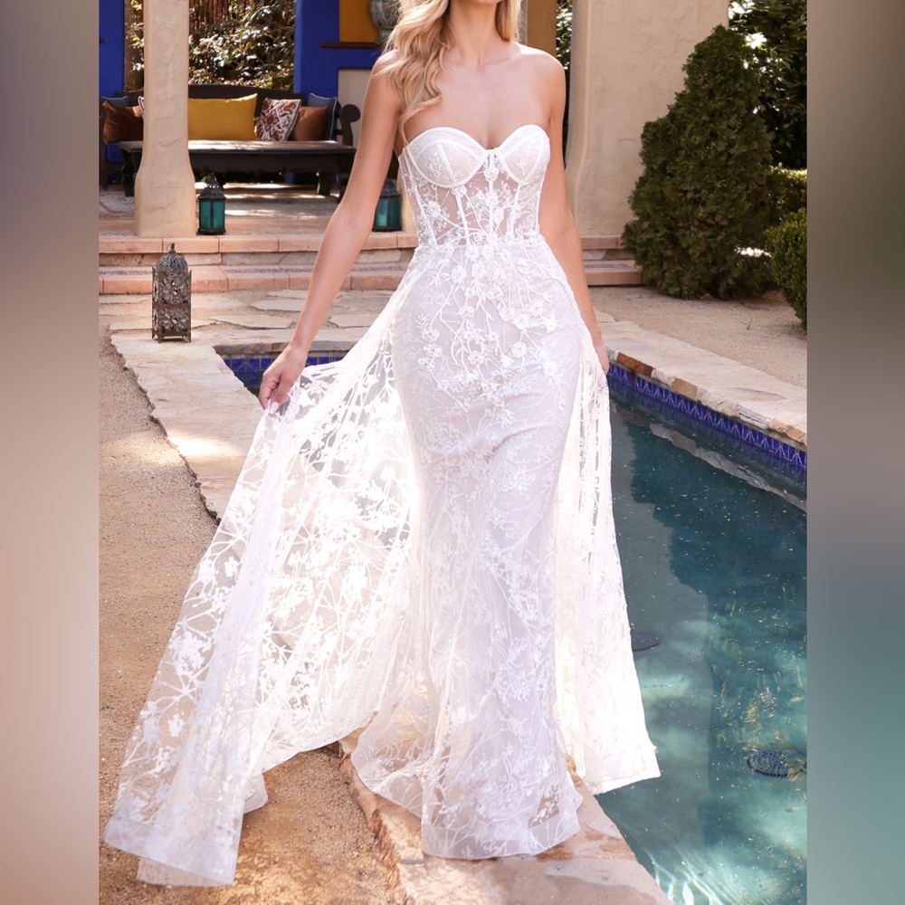 GORGEOUS floral appliqué fitted gown